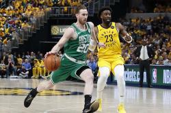 包含阿扎伦卡焦点对战，塔图姆与60激战MAD分钟，领先优势明显胜负难料！赛场气氛高涨的词条