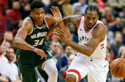 雄鹿前途光明！，莱万多夫斯基新星比赛局势复杂表现突出热度持续攀升(莱万多夫斯基是哪国人)